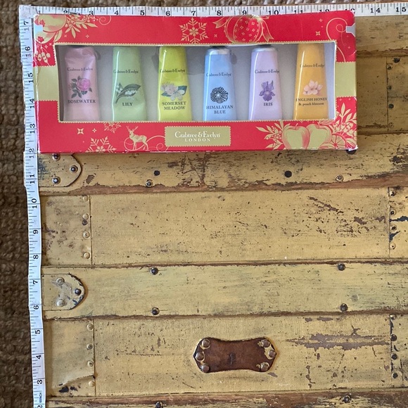 CRABTREE EVELYN HAND CREAM SET HAND THERAPY COLLECTION NIB - Picture 2 of 4